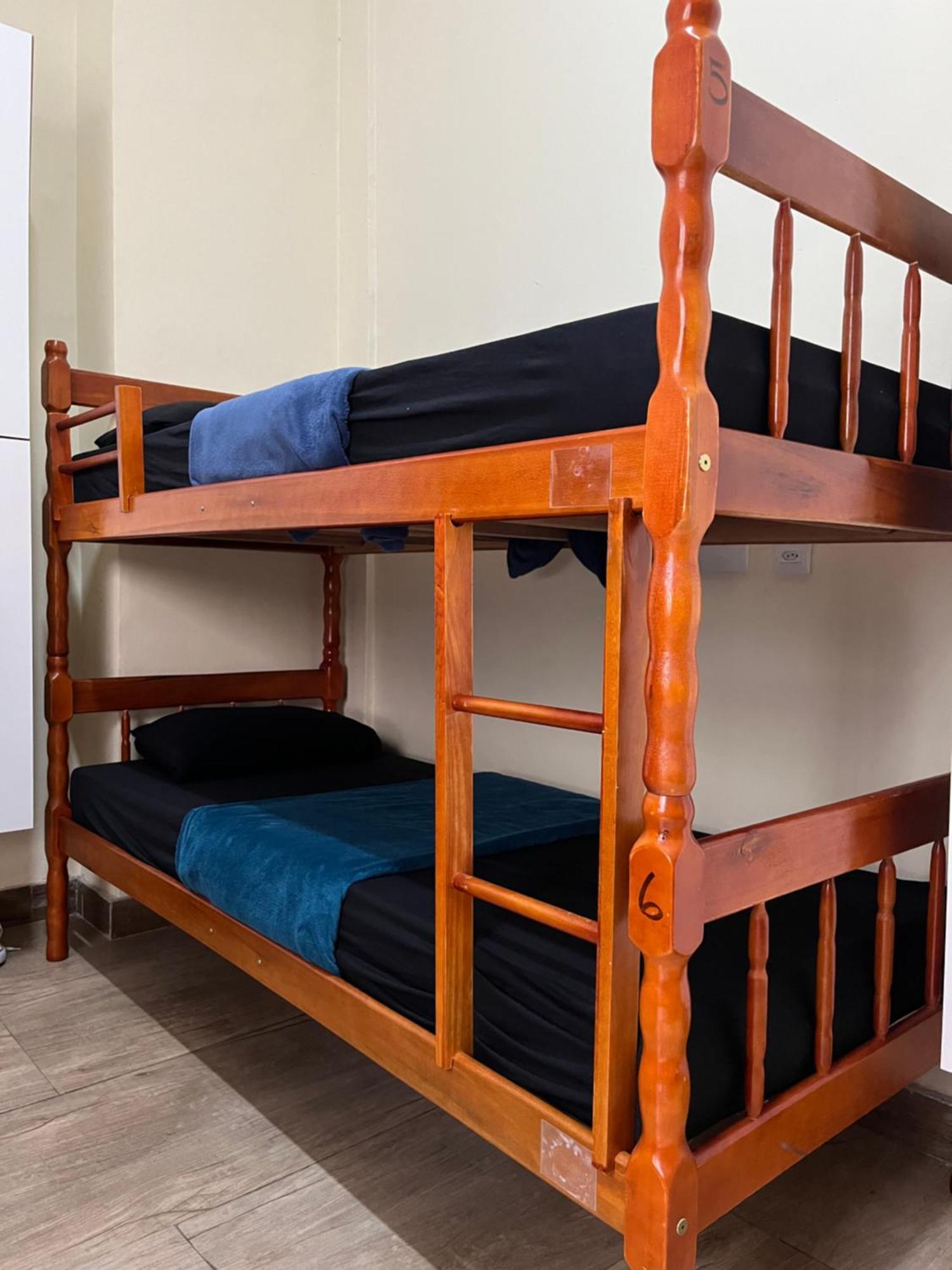 Cama em Dormitório Misto com 10 Camas